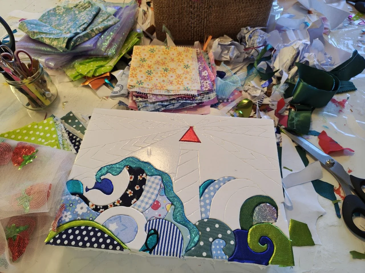 Kinusaiga in Arbeit: Leuchtturm-Motiv auf weißem Schaumstoff mit eingelegten Stofffetzen